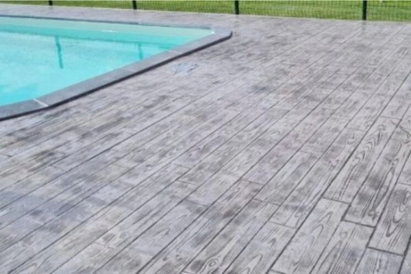 Hormigón impreso para terraza con piscina · HIN Hormigón Impreso Navarra
