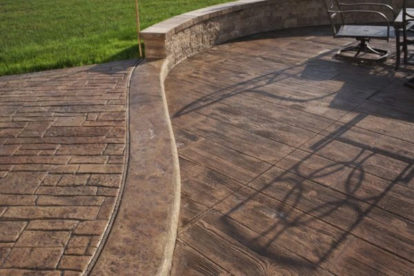 Hormigón impreso en terraza con jardín · HIN Hormigón Impreso Navarra